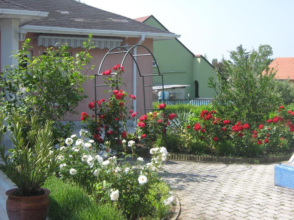 Fészek Apartmanház Vonyarcvashegy Esterno foto