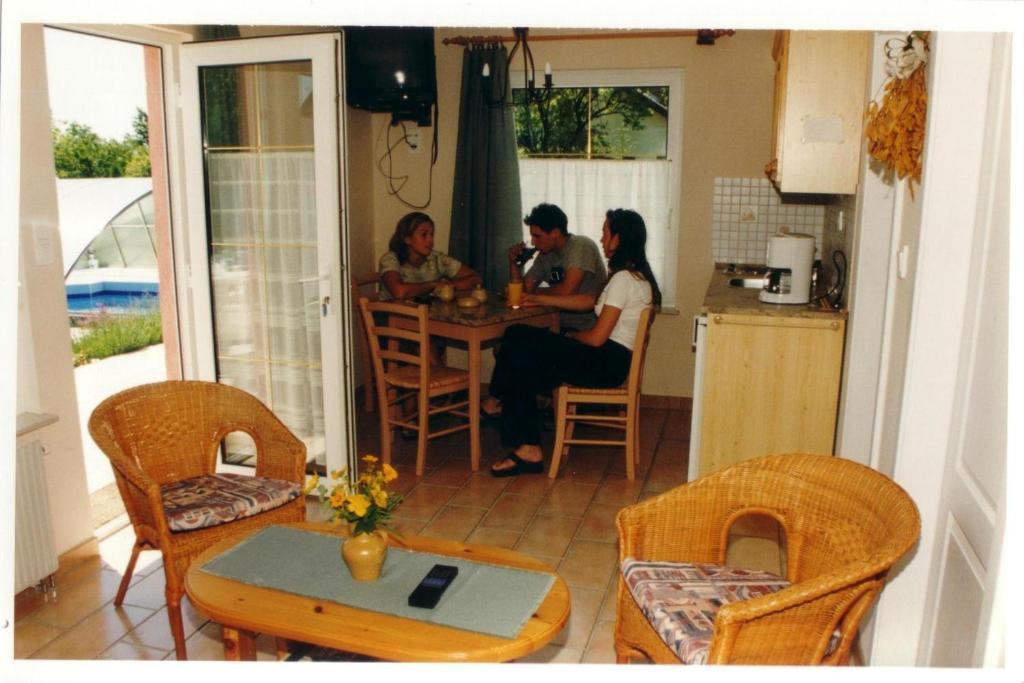 Fészek Apartmanház Vonyarcvashegy Esterno foto